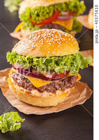 Fresh hamburgers served on black stone Fresh hamburgers served on black stone 40375610