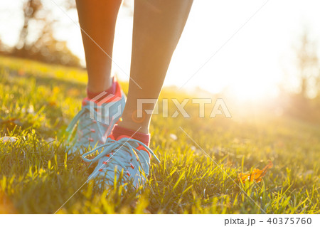 Close up of feet of female runner Close up of feet of female runner 40375760