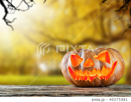 Scary hallowen pumpkin on wood Scary hallowen pumpkin on wood 40375981