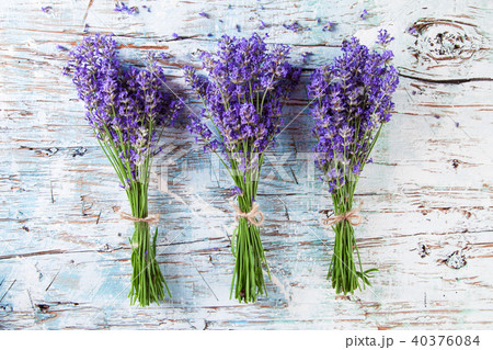 Fresh lavender on wood 40376084