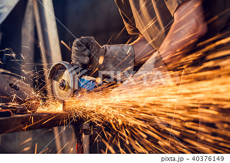 Close-up of worker cutting metal with grinder 40376149
