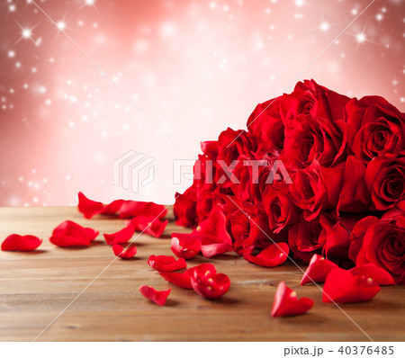 Bouquet of roses on wooden desk 40376485