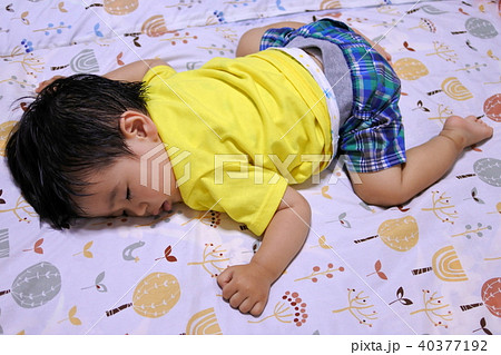 汗っかき赤ちゃんのお昼寝（1歳男児） 40377192