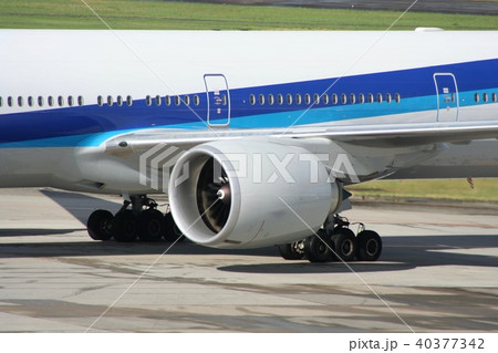 世界最大級の大型ジェットエンジンと飛行機 40377342