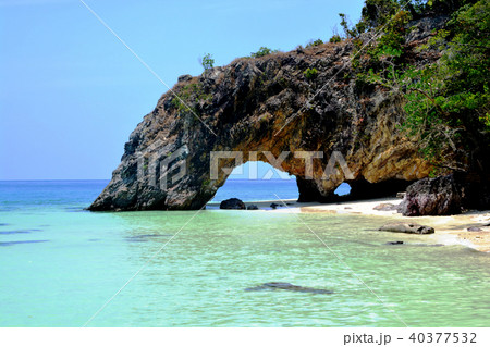 THE ROCK ARCH, KOH KHAI ISLAND   40377532