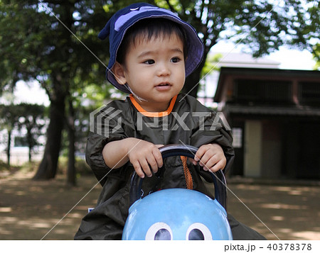 公園の遊具で遊ぶ1歳男児 40378378