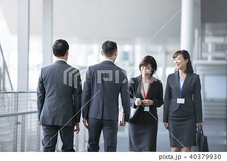 4人のビジネスマン　ビジネスシーン　オフィスシーン 40379930