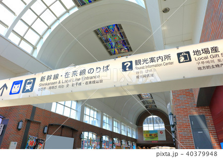 新緑のJR九州久留米駅　福岡県久留米市　駅舎 40379948