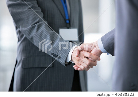 握手をするビジネスマン 商談成立 ビジネスイメージの写真素材