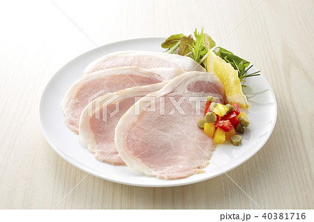 ロースハム (pork loin ham) 40381716