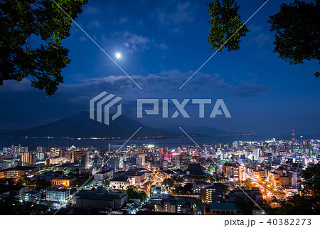 鹿児島　桜島の夜景　市街地　月光の錦江湾 40382273