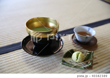 旧近衛邸の抹茶と黄金の茶碗 40382389