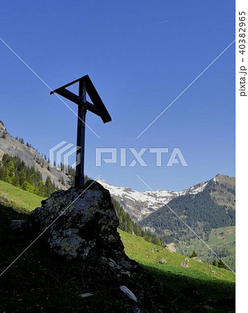 スイス アルプスの草原を守る山の上の十字架 スイス アルプスの草原を守る山の上の十字架 40382965