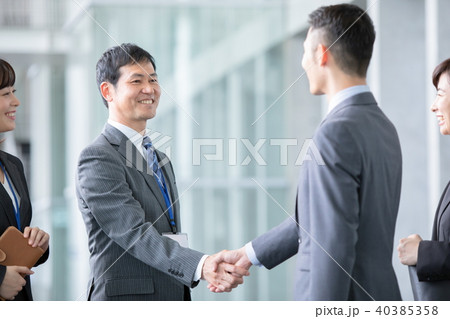 4人のビジネスマン ビジネスシーン オフィスシーン 4人のビジネスマン ビジネスシーン オフィスシーン 40385358