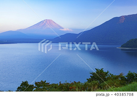 夕焼けで赤く染まった富士山、山梨県富士河口湖町本栖湖にて 夕焼けで赤く染まった富士山、山梨県富士河口湖町本栖湖にて 40385708