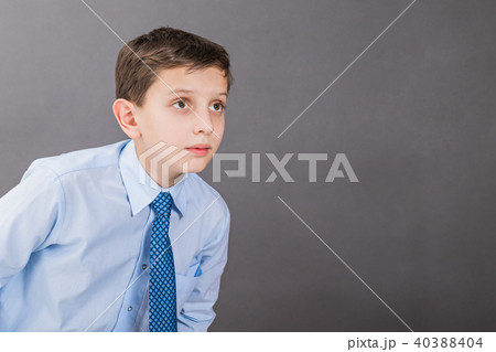 The curious boy looks intently into the distance 40388404