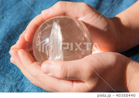 水晶玉を手で包み込む 水晶玉を手で包み込む 40388440