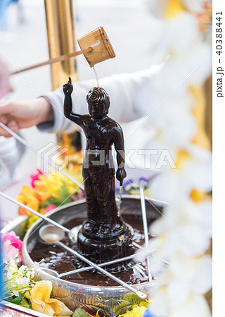 花祭り お釈迦様に甘茶をかける の写真素材