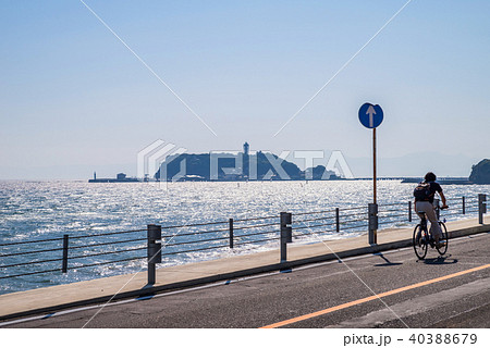 湘南の道路と江の島 40388679