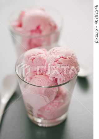 Strawberry ice cream scoops in glass 40392546