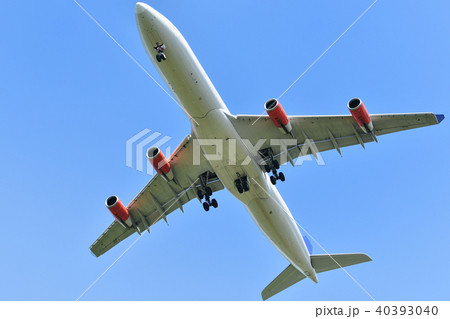 着陸態勢の旅客機 40393040