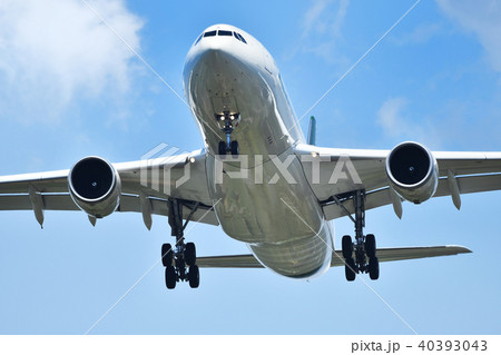 着陸態勢の旅客機 40393043