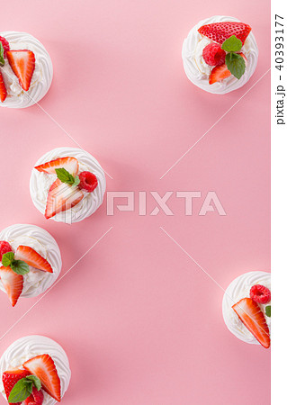 Sweet and light dessert with fruit Sweet and light dessert with fruit 40393177