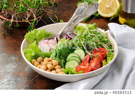 Vegetable salad of chickpeas and sprouts 40393513