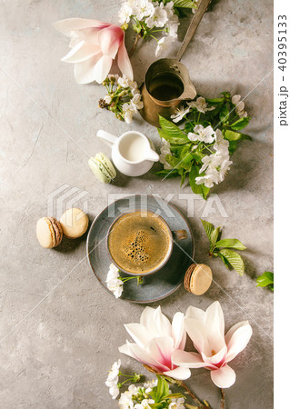Coffee with spring flowers 40395133