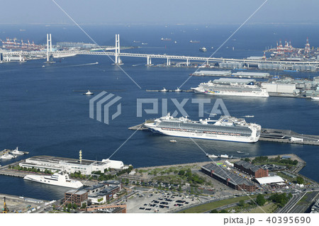 日本の横浜都市景観　横浜港や豪華客船などを望む（並ぶ豪華客船など） 40395690