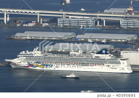 日本の横浜都市景観　横浜港や豪華客船などを望む 40395693