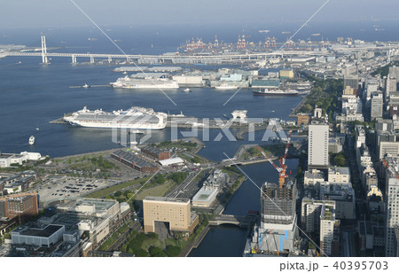 日本の横浜都市景観　横浜港や豪華客船などを望む（並ぶ豪華客船など） 40395703