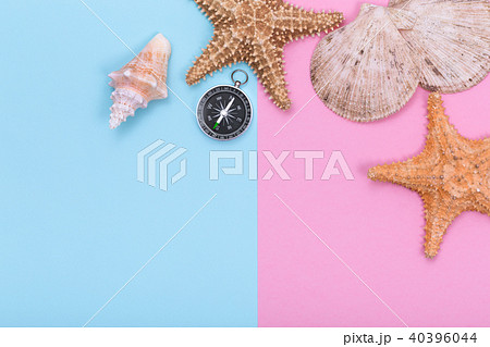 Starfish, seashell and compass on pastel paper Starfish, seashell and compass on pastel paper 40396044