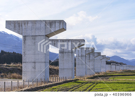 道路建設 都市計画 建設中の高速道路 橋脚の列 イメージ素材 道路建設 都市計画 建設中の高速道路 橋脚の列 イメージ素材 40396966