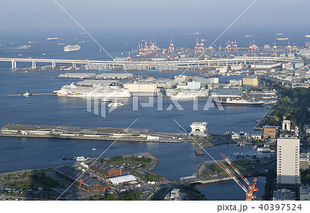 日本の横浜都市景観　横浜港や出港した豪華客船「ダイヤモンド・プリンセス」などを望む　 40397524