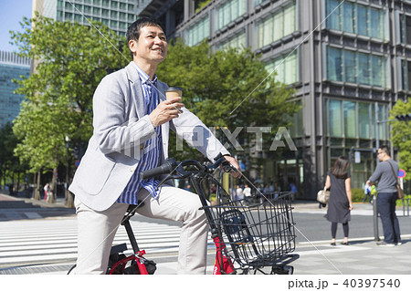 都会で自転車に乗る男性 40397540