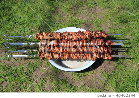 Cooked pork meat. Appetizing shashlik on skewers 40402344