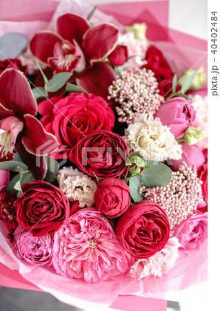Bright red bouquet of beautiful flowers on wooden table. Floristry concept. Spring colors. the work 40402484