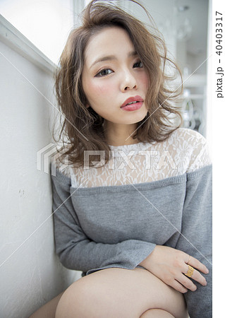 巻き髪　ボブスタイル　女性 40403317