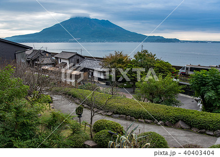 鹿児島 秋の仙巌園から見る桜島 日豊本線の線路と列車 鹿児島 秋の仙巌園から見る桜島 日豊本線の線路と列車 40403404