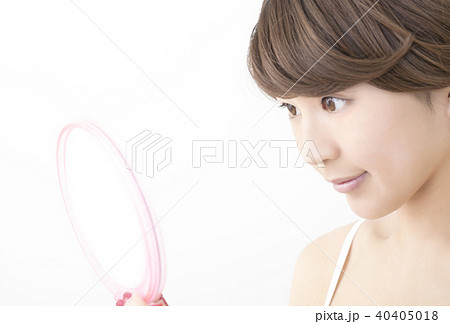 鏡をみる女性 40405018