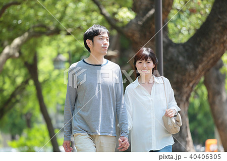 ミドルカップル 散歩 ミドルカップル 散歩 40406305