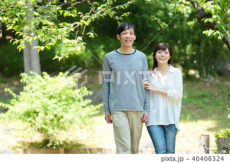 散歩するミドルカップル 散歩するミドルカップル 40406324