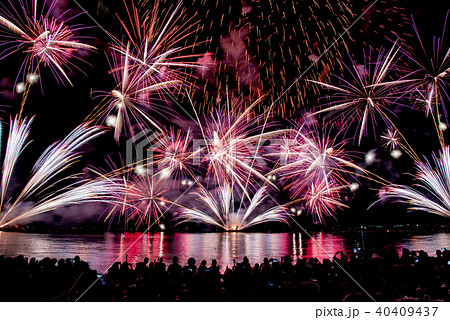福井 敦賀 気比海岸 とうろう流しと大花火大会 花火大会を見物する人々 福井 敦賀 気比海岸 とうろう流しと大花火大会 花火大会を見物する人々 40409437