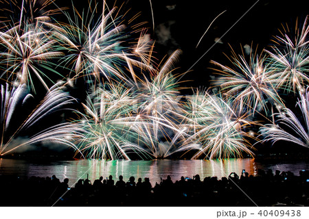 福井 敦賀 気比海岸 とうろう流しと大花火大会 花火大会を見物する人々 福井 敦賀 気比海岸 とうろう流しと大花火大会 花火大会を見物する人々 40409438