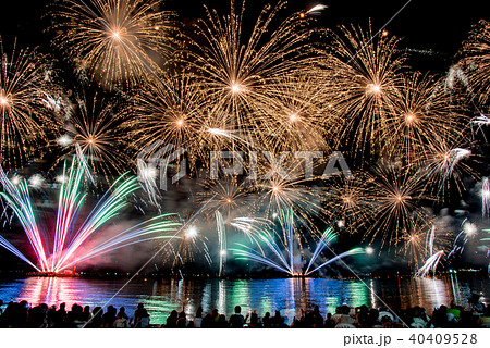 福井 敦賀 気比海岸 とうろう流しと大花火大会 花火大会を見物する人々 福井 敦賀 気比海岸 とうろう流しと大花火大会 花火大会を見物する人々 40409528