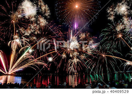 福井 敦賀 気比海岸 とうろう流しと大花火大会 花火大会を見物する人々 福井 敦賀 気比海岸 とうろう流しと大花火大会 花火大会を見物する人々 40409529