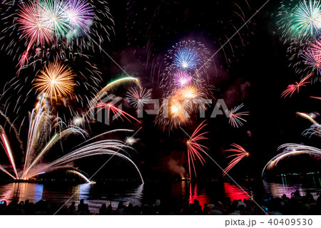 福井　敦賀　気比海岸　とうろう流しと大花火大会　花火大会を見物する人々 40409530