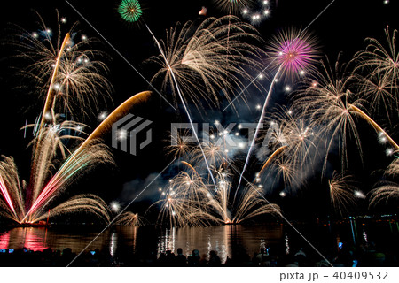 福井 敦賀 気比海岸 とうろう流しと大花火大会 花火大会を見物する人々 福井 敦賀 気比海岸 とうろう流しと大花火大会 花火大会を見物する人々 40409532