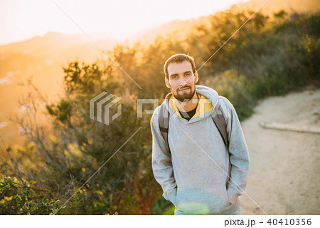 Portrait of man looking at the sun during beautiful sunset 40410356